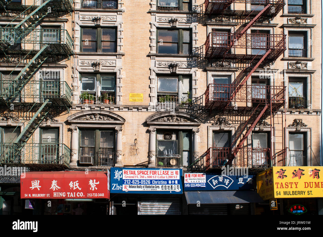 Facciate di edifici con il fuoco scappa in China Town, New York City, Stati Uniti d'America. Foto Stock