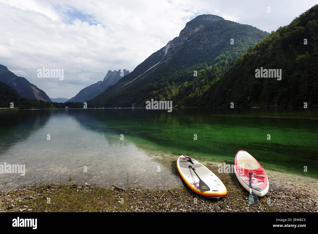 Due schede del pannello SUP su un lago di Predil, Italia. Foto Stock