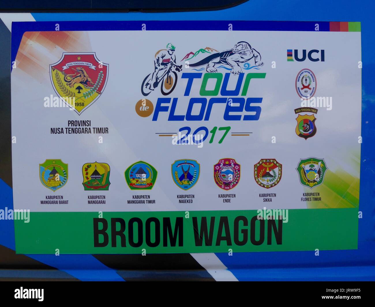 Poster promozionali per il 2017 " Tour de Flores', la seconda edizione della gara ciclistica internazionale a prendere posto sulla isola indonesiana di Flores Foto Stock