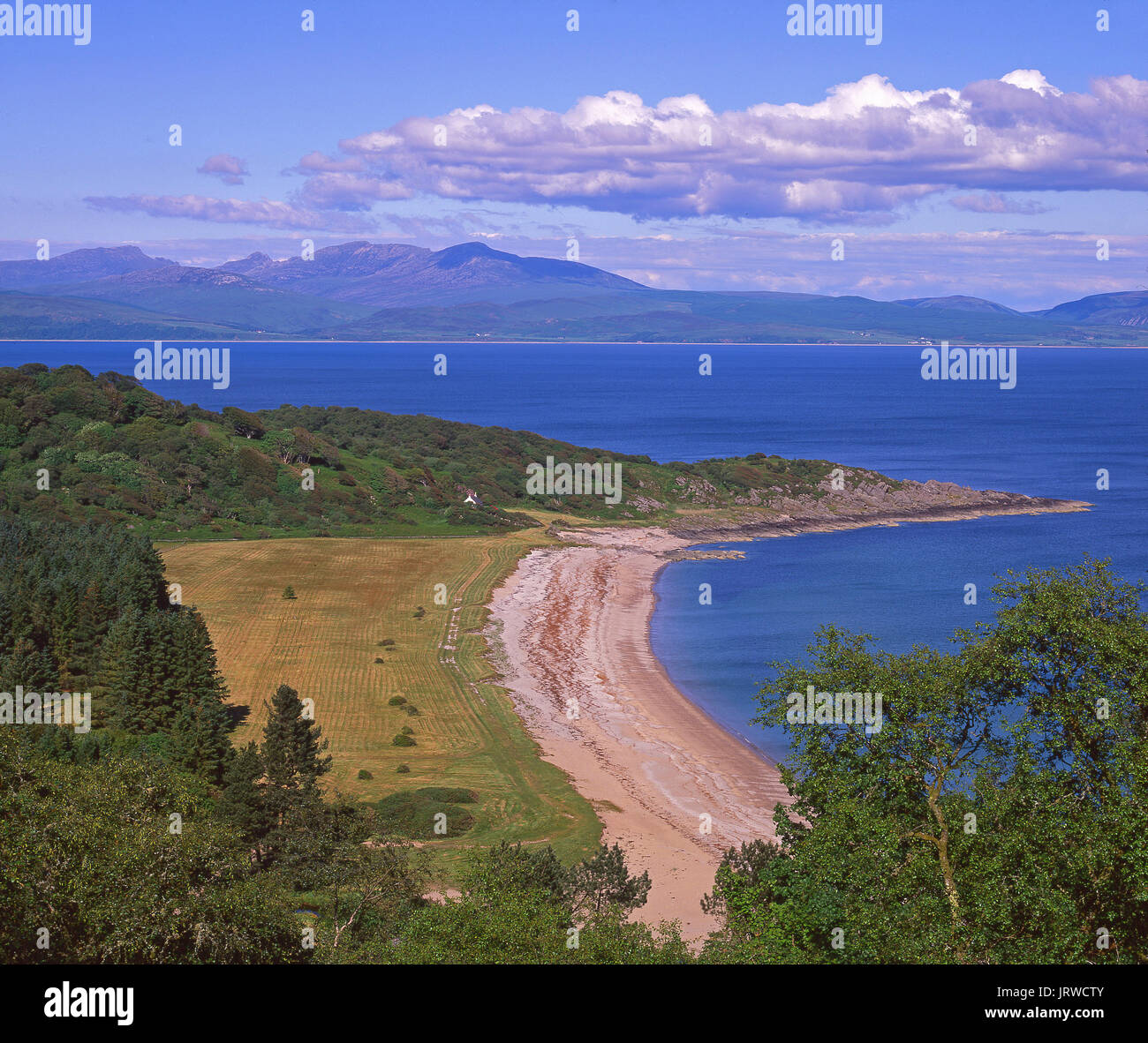Una bella estate vista da attraverso la pittoresca baia Saddell sulla penisola di Kintyre verso l'isola di Arran, Argyll Foto Stock