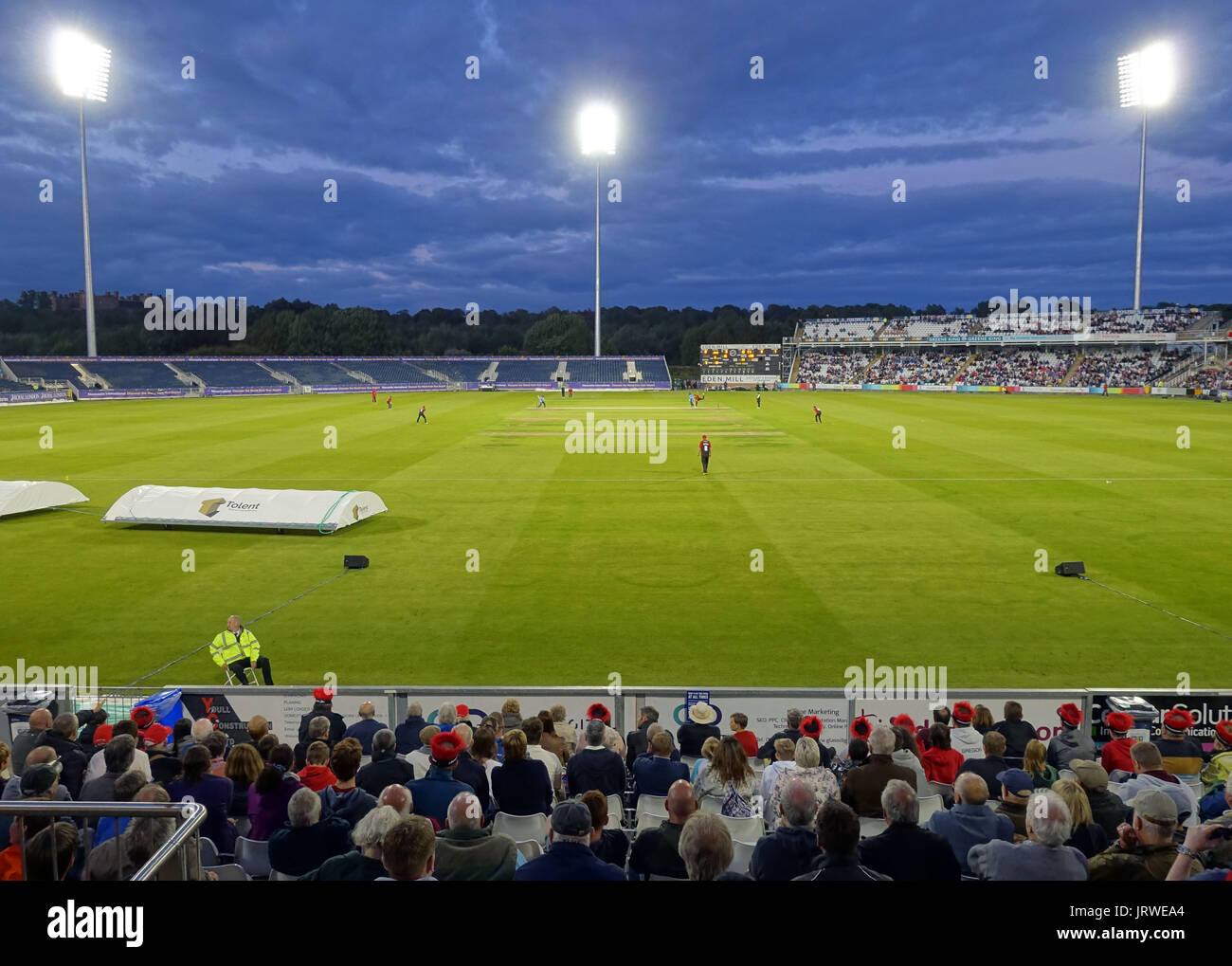I riflettori 20/20 partita di cricket tra getti di Durham e Yorkshire Vichinghi a Durham County Cricket Club, Chester-le-Street, Durham, Inghilterra Foto Stock