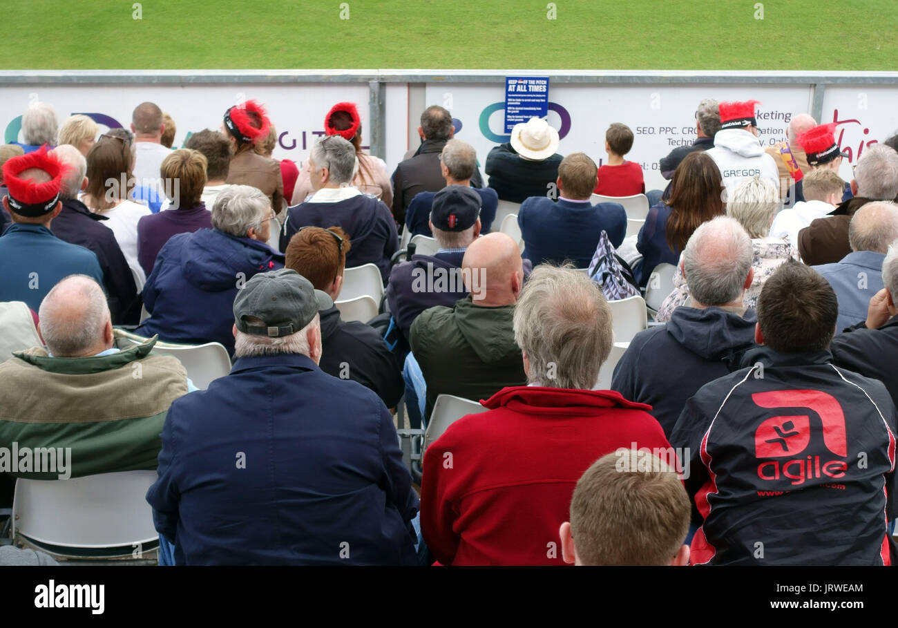 Gli spettatori della partita tra getti di Durham e Yorkshire Vichinghi a Durham County Cricket Club, Chester-le-Street, Durham, Inghilterra Foto Stock