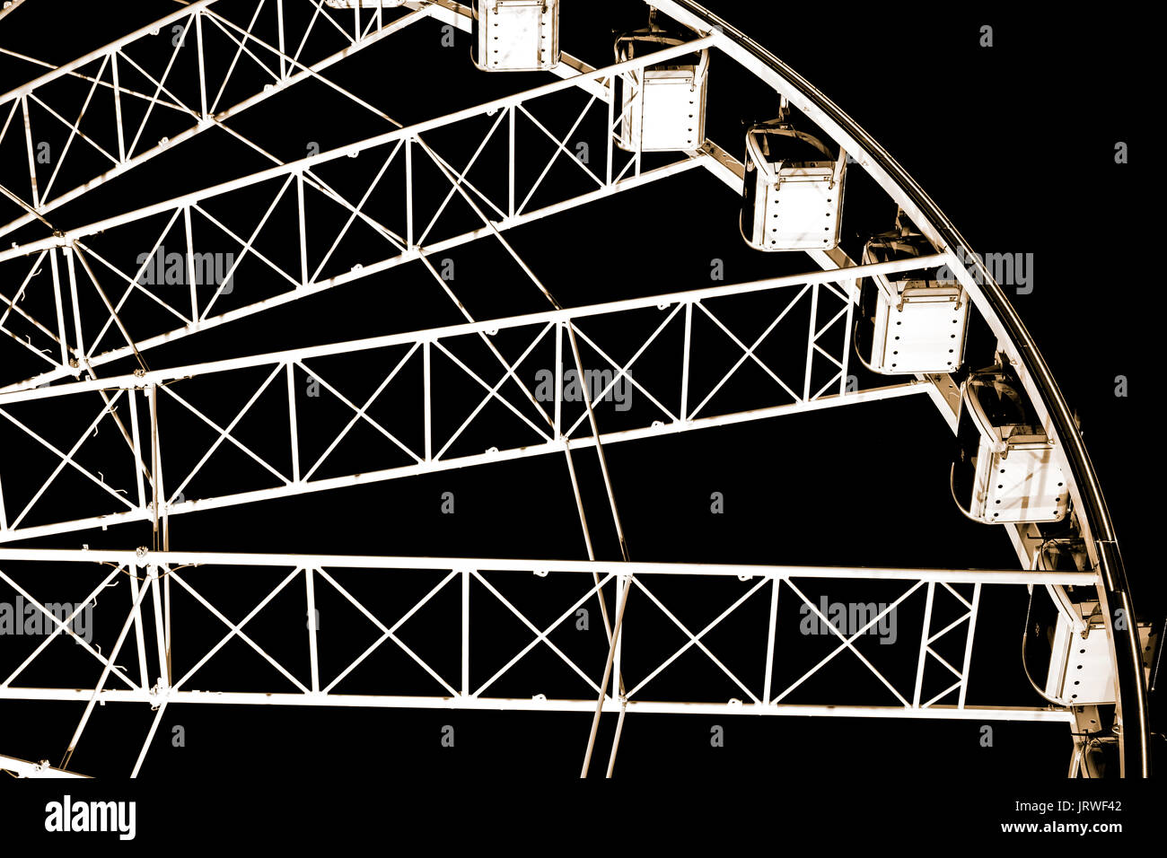 Basso angolo vista della ruota panoramica Ferris contro il cielo notturno Foto Stock