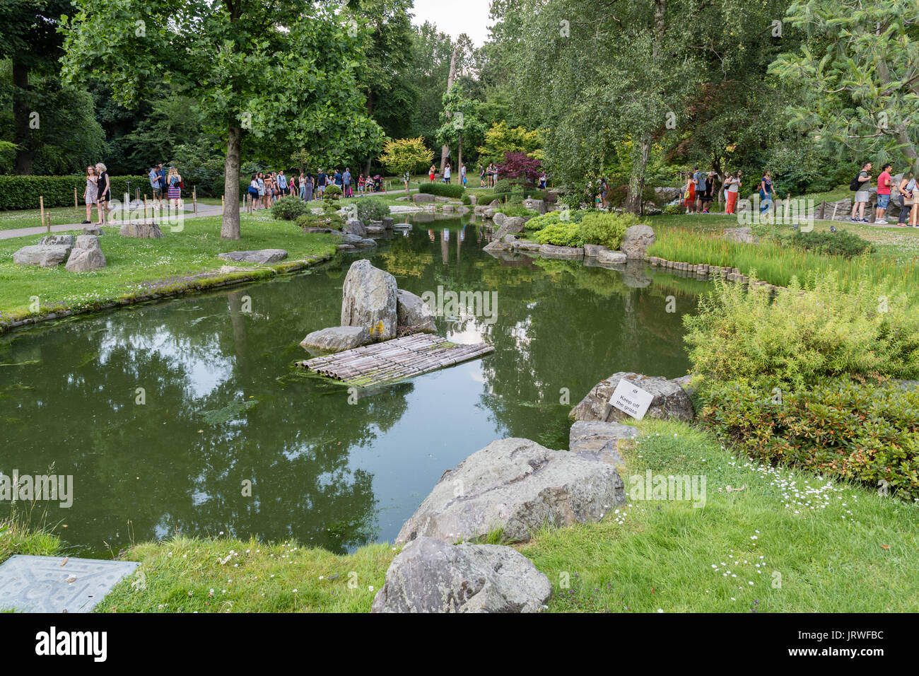 Kyoto Garden - Giardino giapponese con laghetto e cascata in Holland Park, Londra Foto Stock