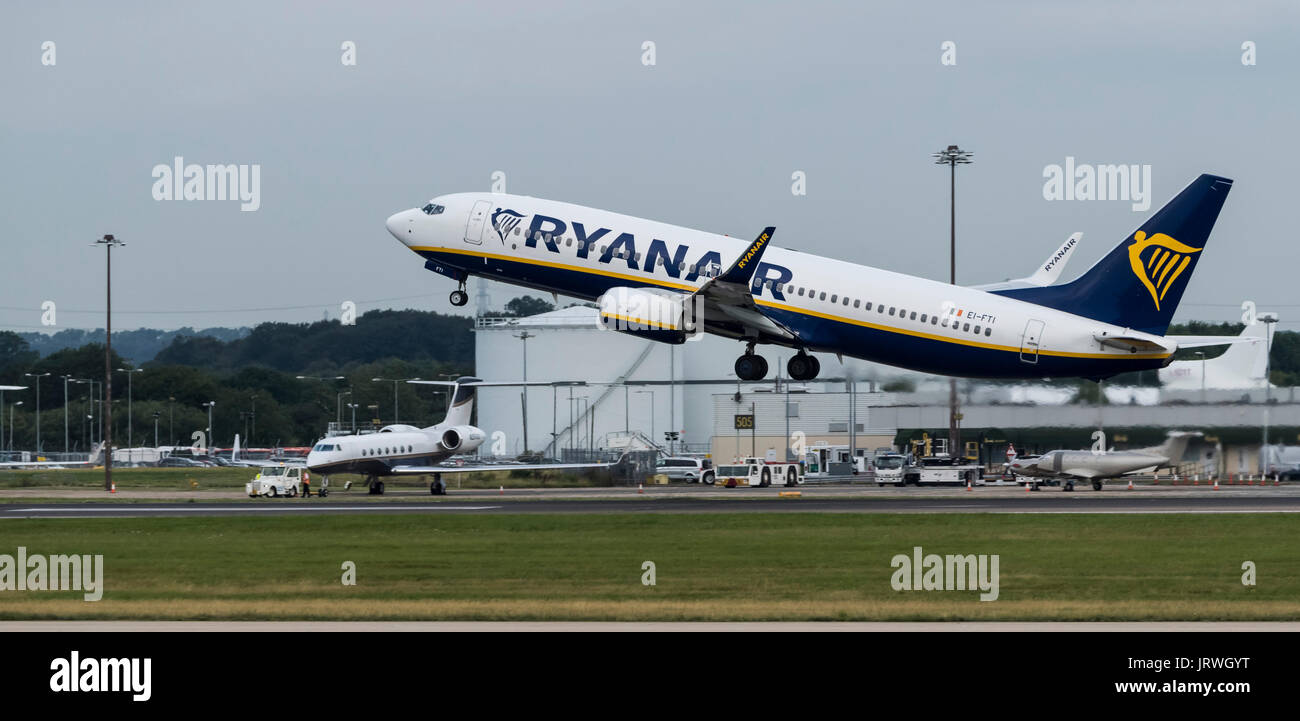 A Ryanair Boeing 737-8fare decolla dall'Aeroporto di London Stansted Foto Stock