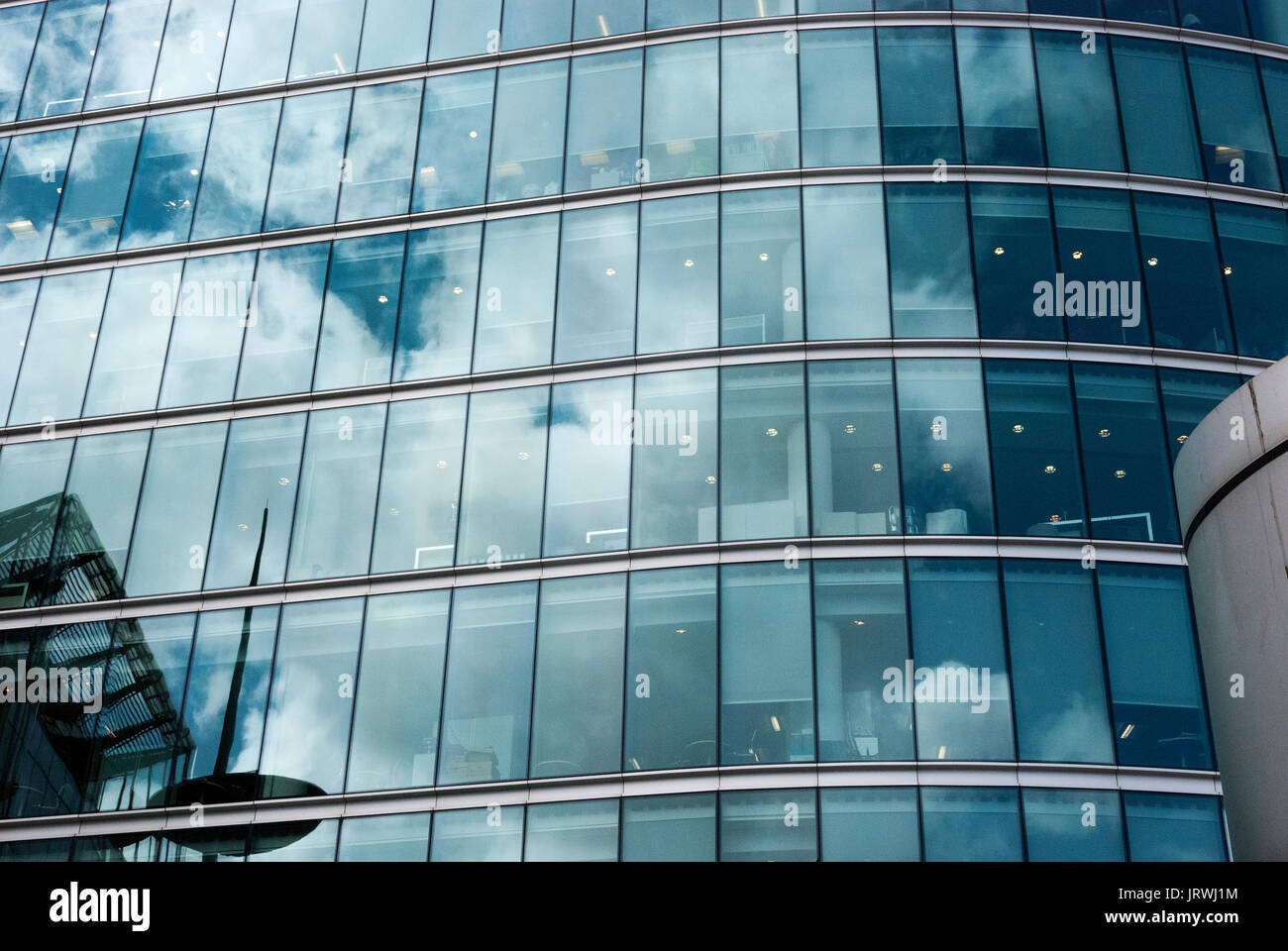 Finestre in vetro, uffici, ambiente di lavoro, finestre con smalti blu, architettura Foto Stock