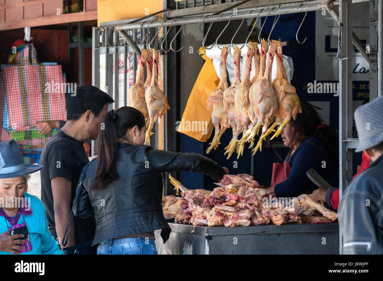 La vendita di animali vivi per alimentare in Huaraz, Perù Foto Stock