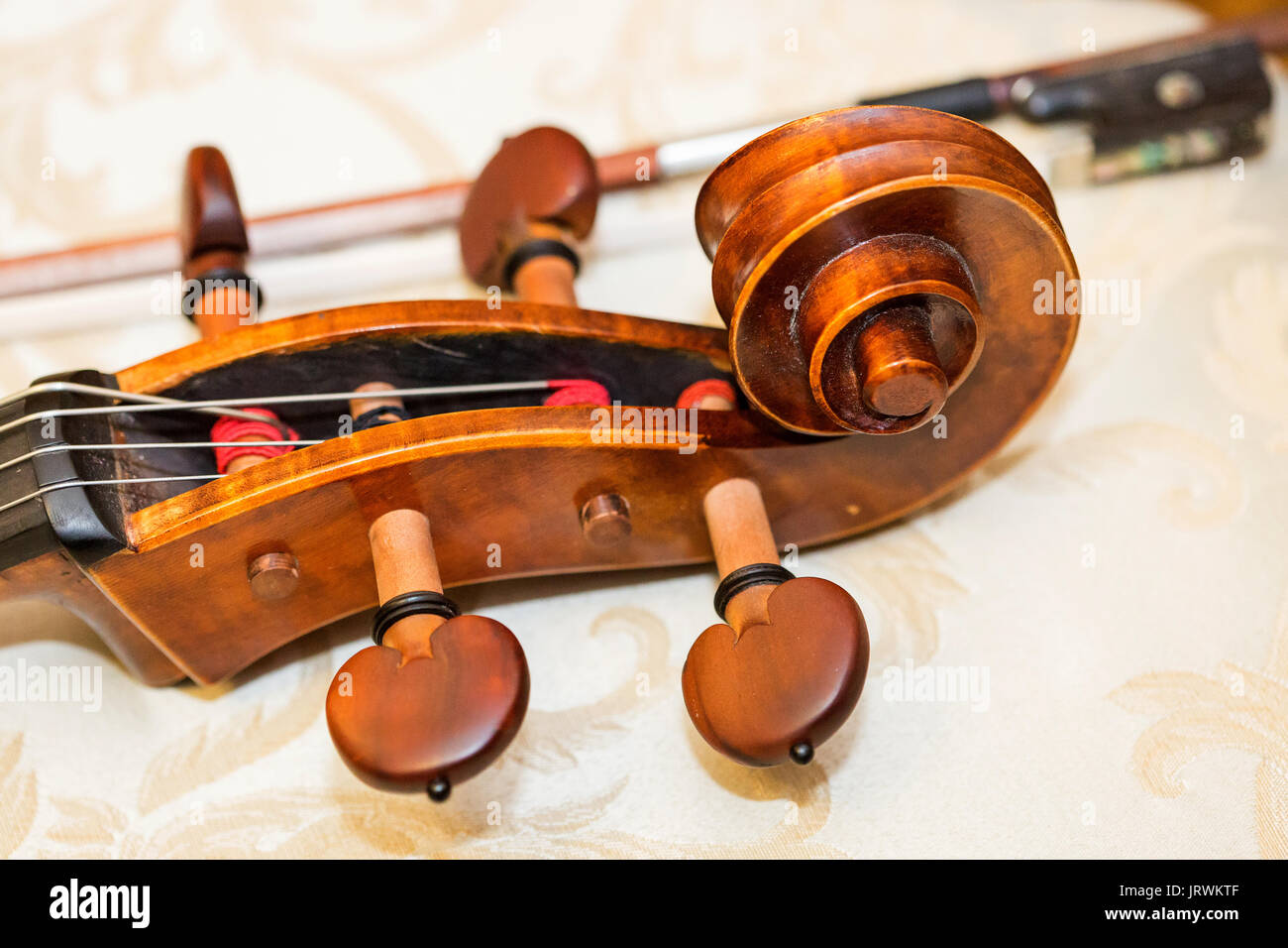 Tastiera di contrabbasso, gli strumenti a corda concetto - close-up sulla chiocciola di contrabbasso, musica classica orchestra, violino, testa, dado, teste di macchina, collo, stringa, macro. Foto Stock