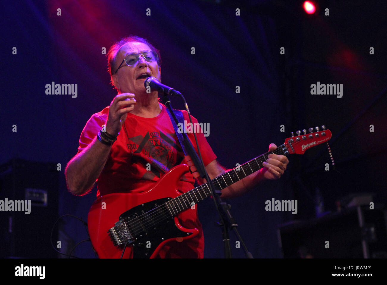 Petr Janda della Ceca rock band "Olympic' esegue live. Foto Stock