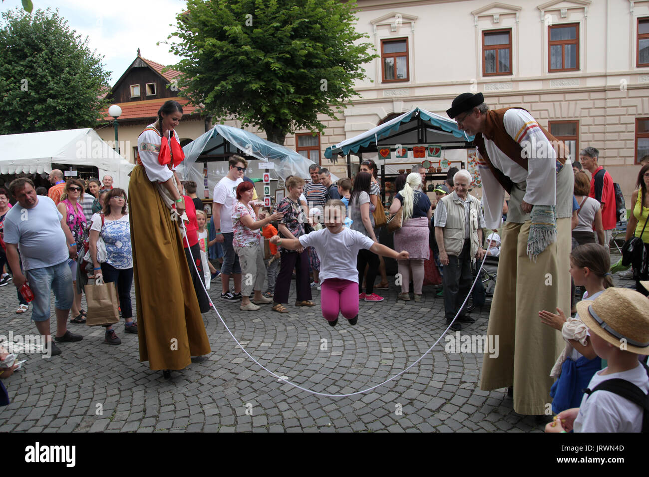 Attori intrattenere una folla al folk europeo e artigianato Festival, Kezmarok, Slovacchia. Foto Stock