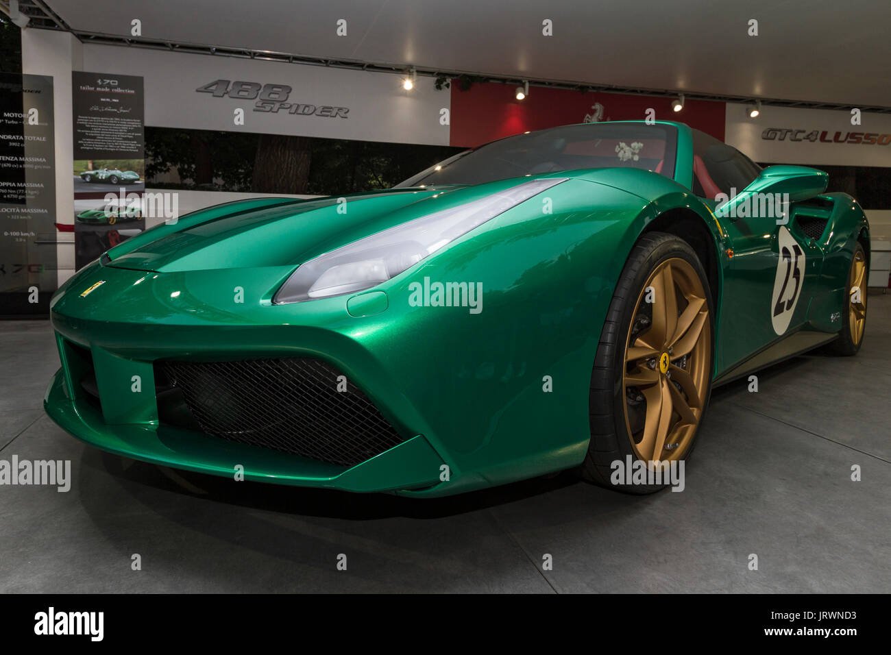 Un verde Ferrari 488 Spider. Supercar e lusso auto sportive in mostra durante la Torino Car Show. Foto Stock