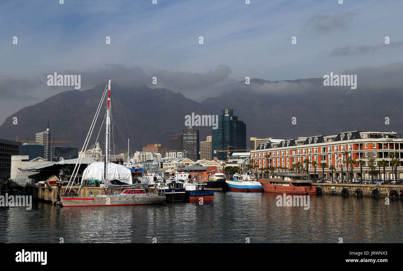 Una vista di V&A Waterfront con nubi su Table Mountain e Devil's Peak in background in Città del Capo Western Cape, Sud Africa. Foto Stock