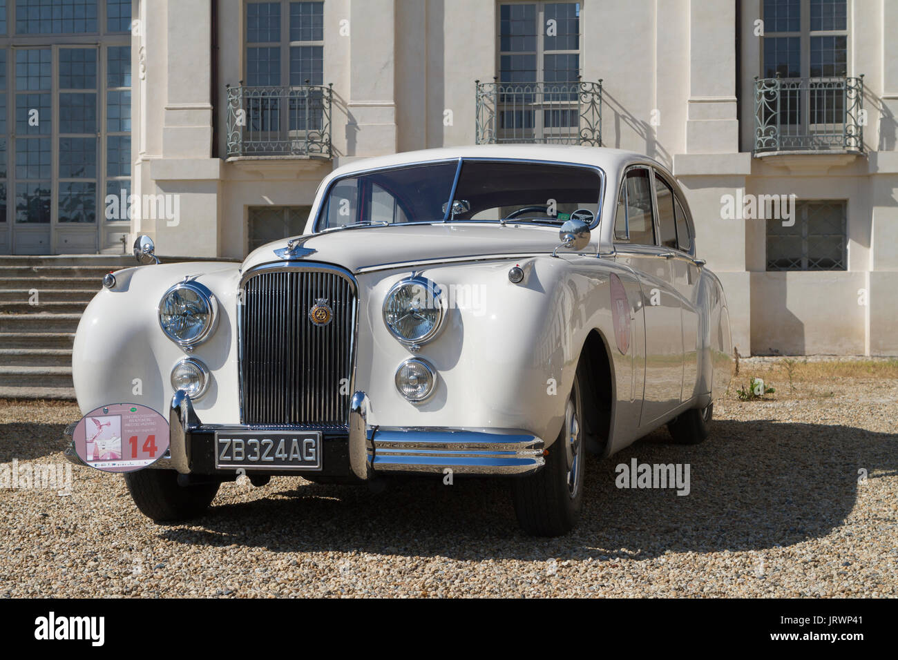 Un 1952 Jaguar Mk VII nella parte anteriore del Castello di Stupinigi. Auto d'epoca e sportscar in mostra a Torino durante il Parco Valentino auto show. Foto Stock