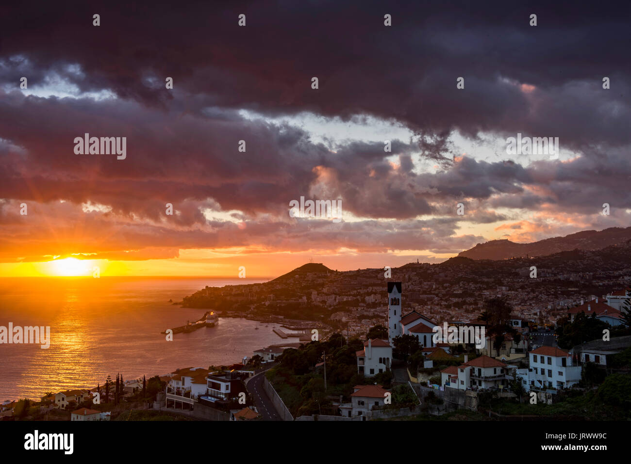 Paesaggio al tramonto, drammatico cielo nuvoloso, Funchal, Madeira, Portogallo Foto Stock