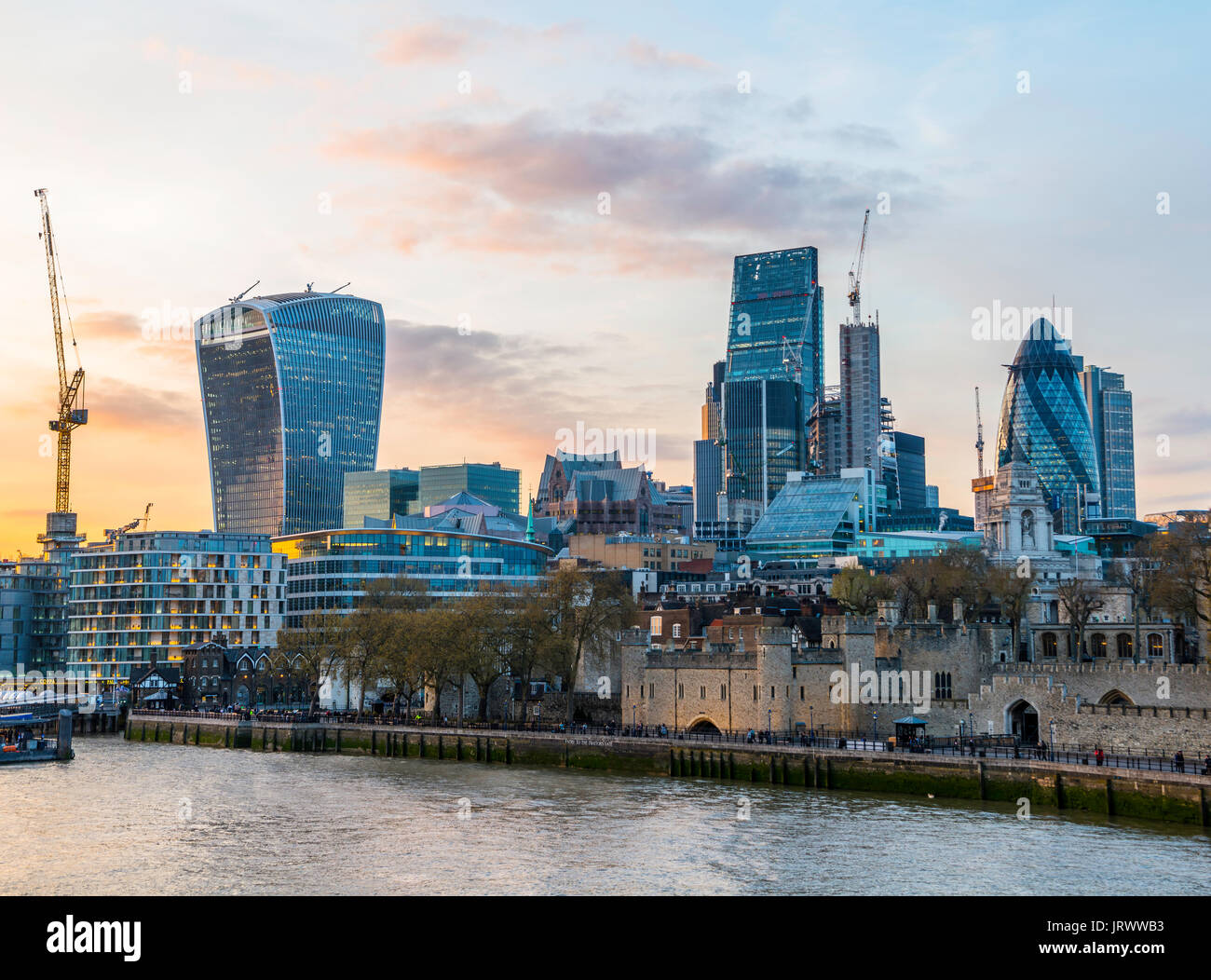 Il Tamigi, Torre di Londra, skyline della città di Londra, con gli edifici Gherkin, Leadenhall Building e walkie-talkie Foto Stock