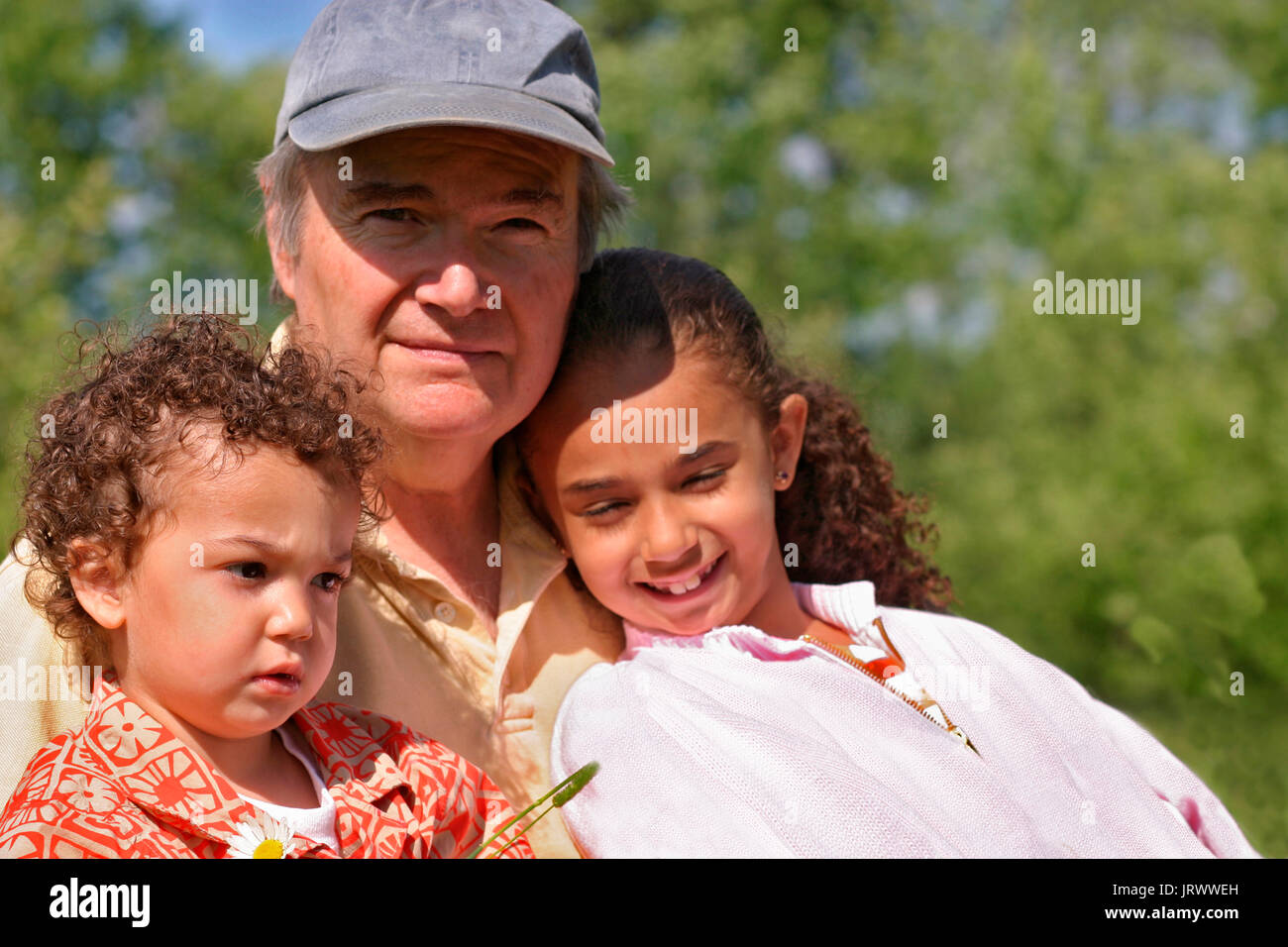 Interracial famiglia. Il nonno e i nipoti. Foto Stock