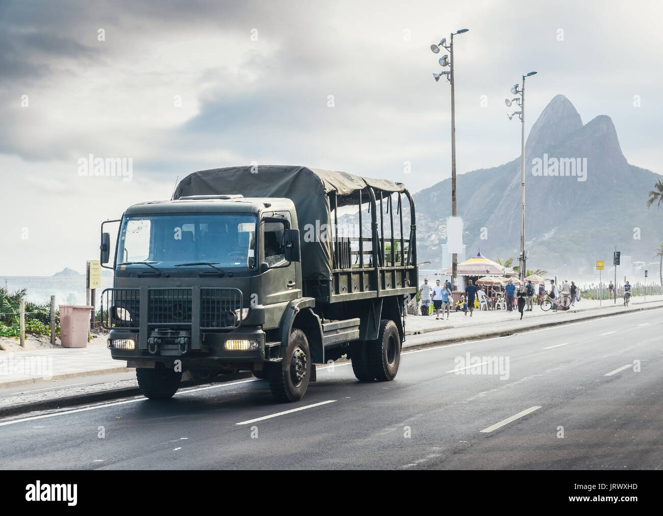 Army truck per le strade di Rio de Janeiro in Brasile per evitare una escalation di violenza Foto Stock