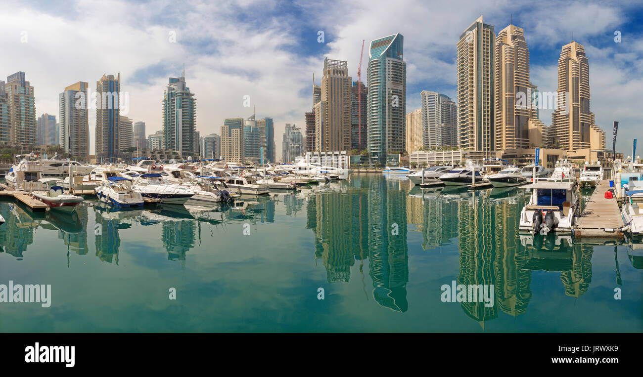 DUBAI, Emirati Arabi Uniti - 22 Marzo 2017: gli hotel della Marina e degli yachts. Foto Stock