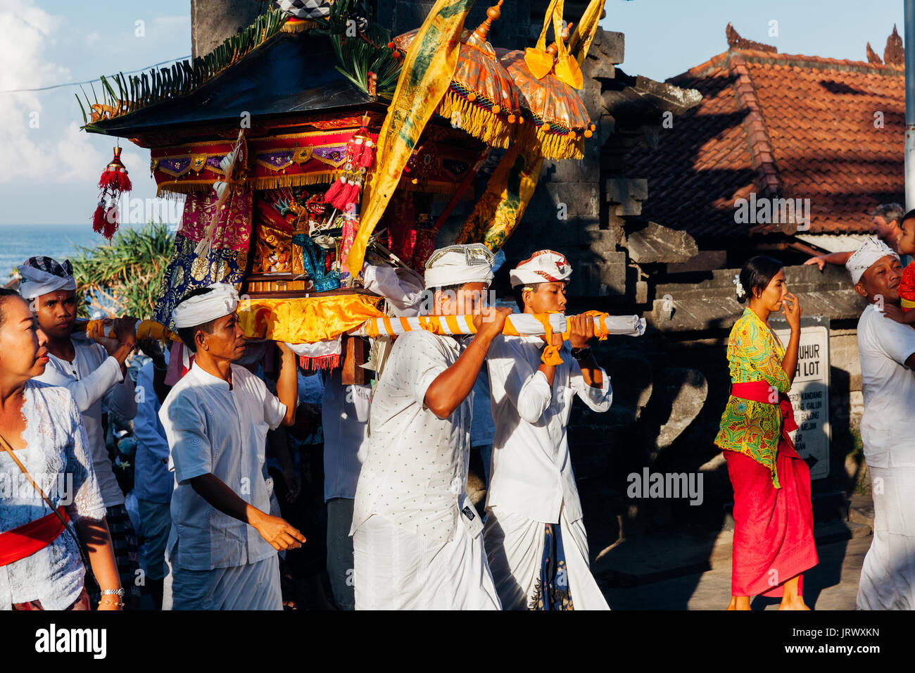 Bali, Indonesia - Marzo 07, 2016: popolo Balinese in abiti tradizionali portano jempana o lettiera di legno alla processione durante Balinese Anno Nuovo cel Foto Stock