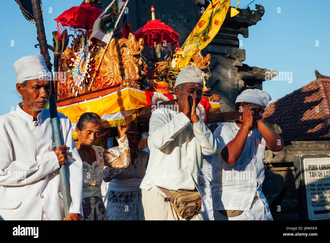 Bali, Indonesia - Marzo 07, 2016: popolo Balinese in abiti tradizionali portano jempana o lettiera di legno alla processione durante Balinese Anno Nuovo cel Foto Stock