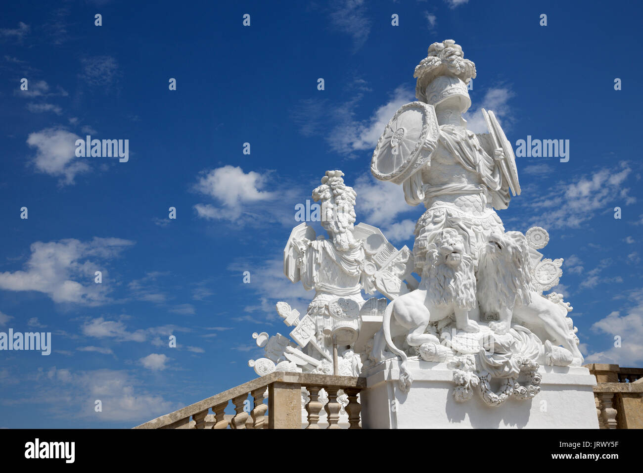 VIENNA, Austria - 30 luglio 2014: la statua di tutori in Gloriette nel Palazzo di Schonbrunn. La scultura (1775) è stato progettato da architetto Johann Ferd Foto Stock