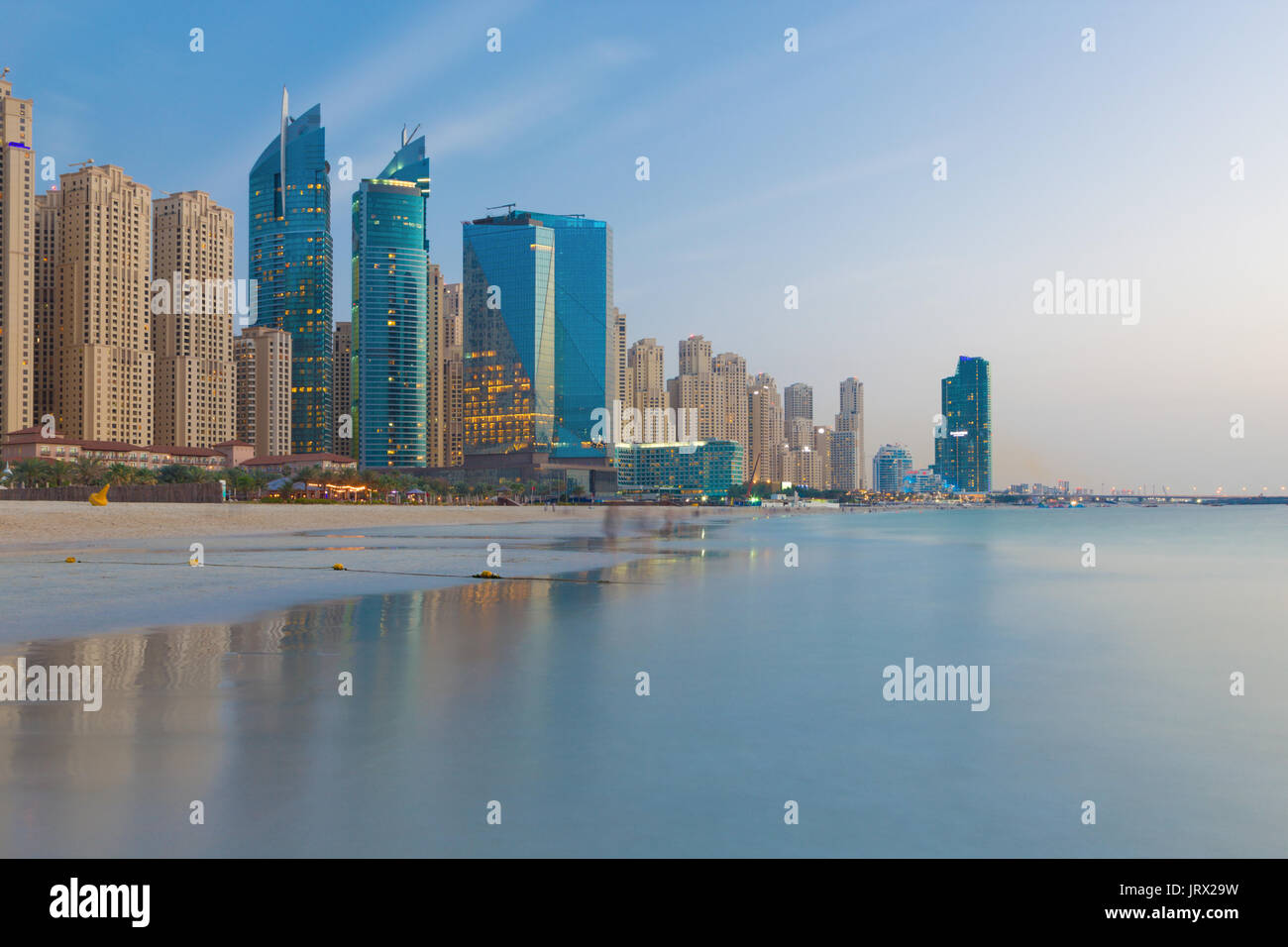 Dubai - La skyline serale di Marina alberghi da spiaggia. Foto Stock