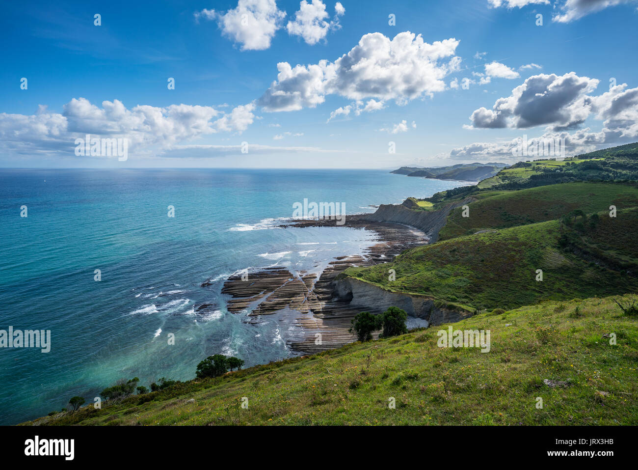 Strati di flysch in bassa marea in zumaia, paesi baschi Foto Stock