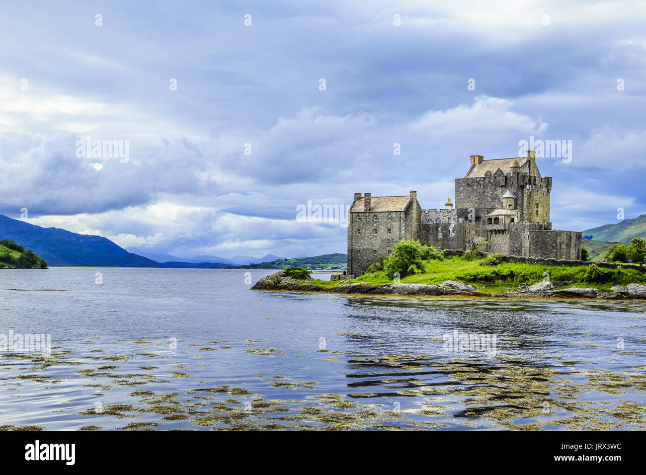 Eilean Donan Castle sorge su una piccola isola di marea dove tre laghi mare incontrano - Loch Duich, Loch Long e Loch Alsh. Foto Stock