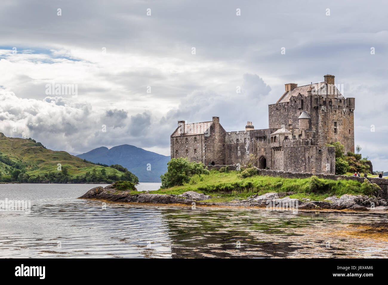 Eilean Donan Castle sorge su una piccola isola di marea dove tre laghi mare incontrano - Loch Duich, Loch Long e Loch Alsh. Foto Stock