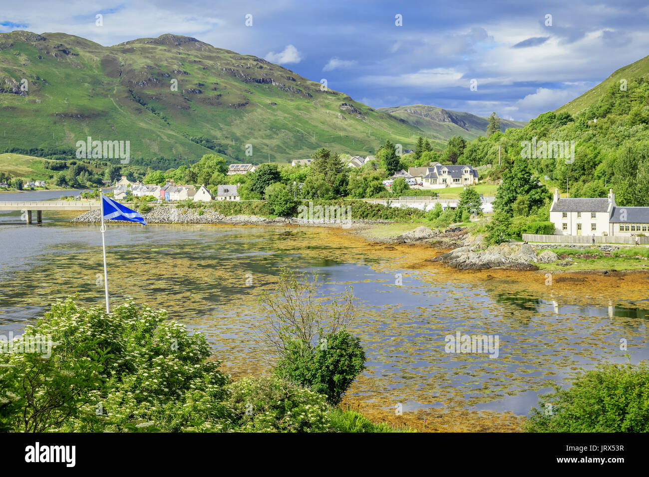 Dornie village, incastonato da Loch Duich nelle Highlands della Scozia, Regno Unito Foto Stock