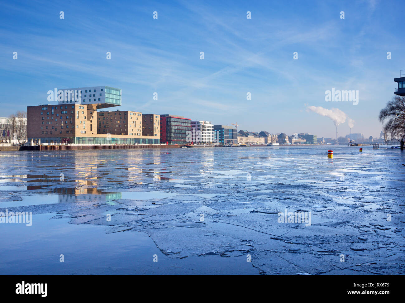 Berlino - il ghiaccio floting di ghiaccio sul fiume Sprea e gli edifici moderni sul lungofiume. Foto Stock