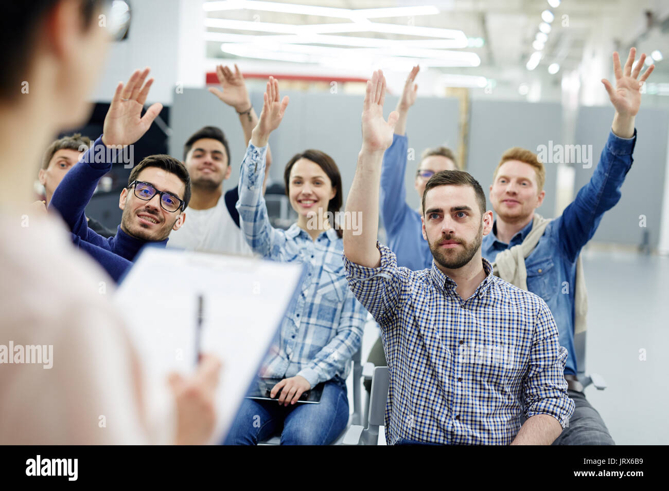 Gli studenti alzando le mani Foto Stock