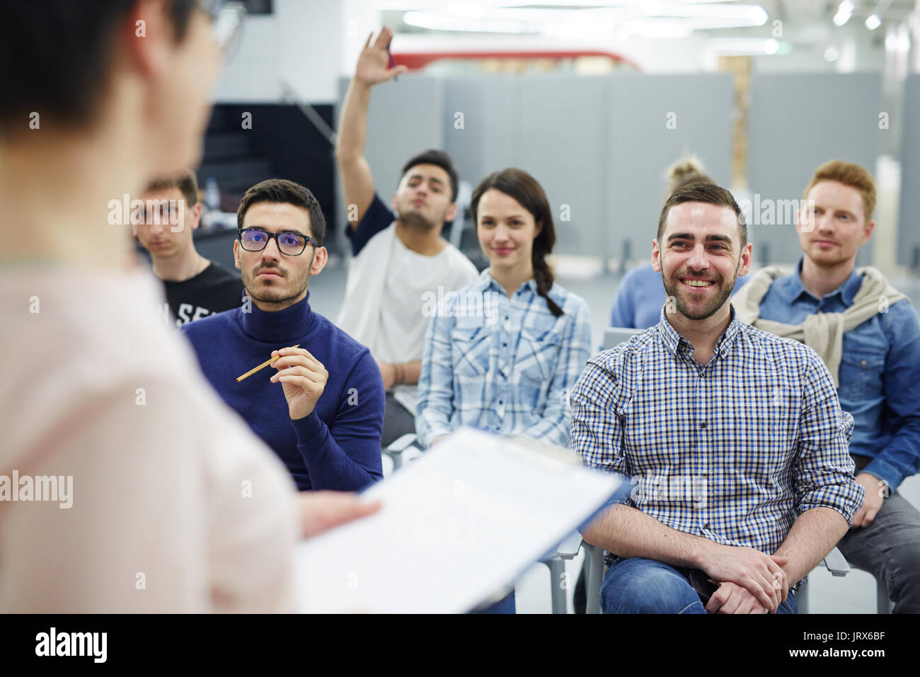 Ascoltando la relazione di altoparlante Foto Stock
