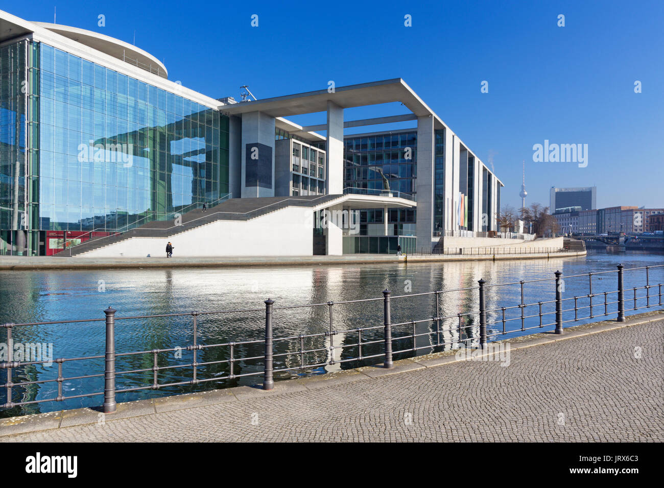 Berlino - i moderni edifici governativi oltre il fiume Sprea. Foto Stock