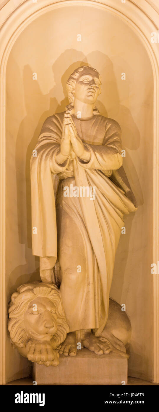 Berlino, Germania - Febbraio 12, 2017: la statua del profeta Daniele con il leone sulla facciata della chiesa Deutscher Dom ricostruire dopo Constantin Philip Foto Stock