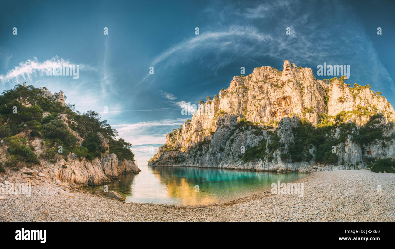 Francia, Cassis. Panorama della bellissima natura dei Calanchi sul litorale azzurro della Francia all alba del tempo. Costa la En Vau vicino nel sud della Francia. Foto Stock