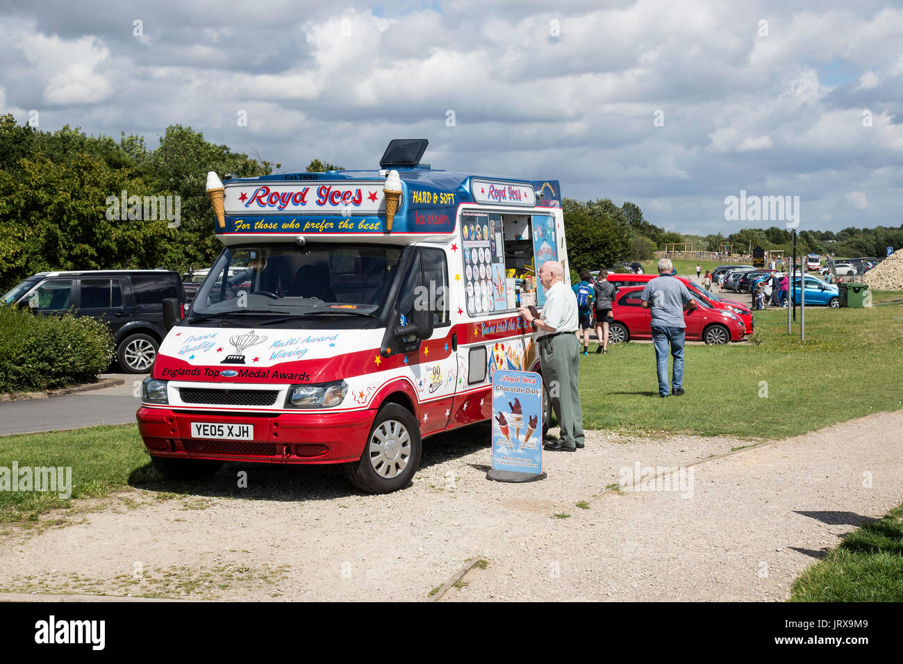 Van la vendita di gelati e lollies al parco i visitatori Foto Stock