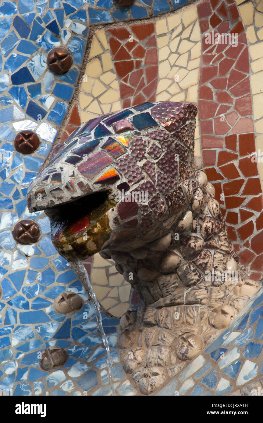 Dettaglio del lavoro trencadis lizard testa beccuccio acqua in Parc Guell Barcellona Spagna Foto Stock