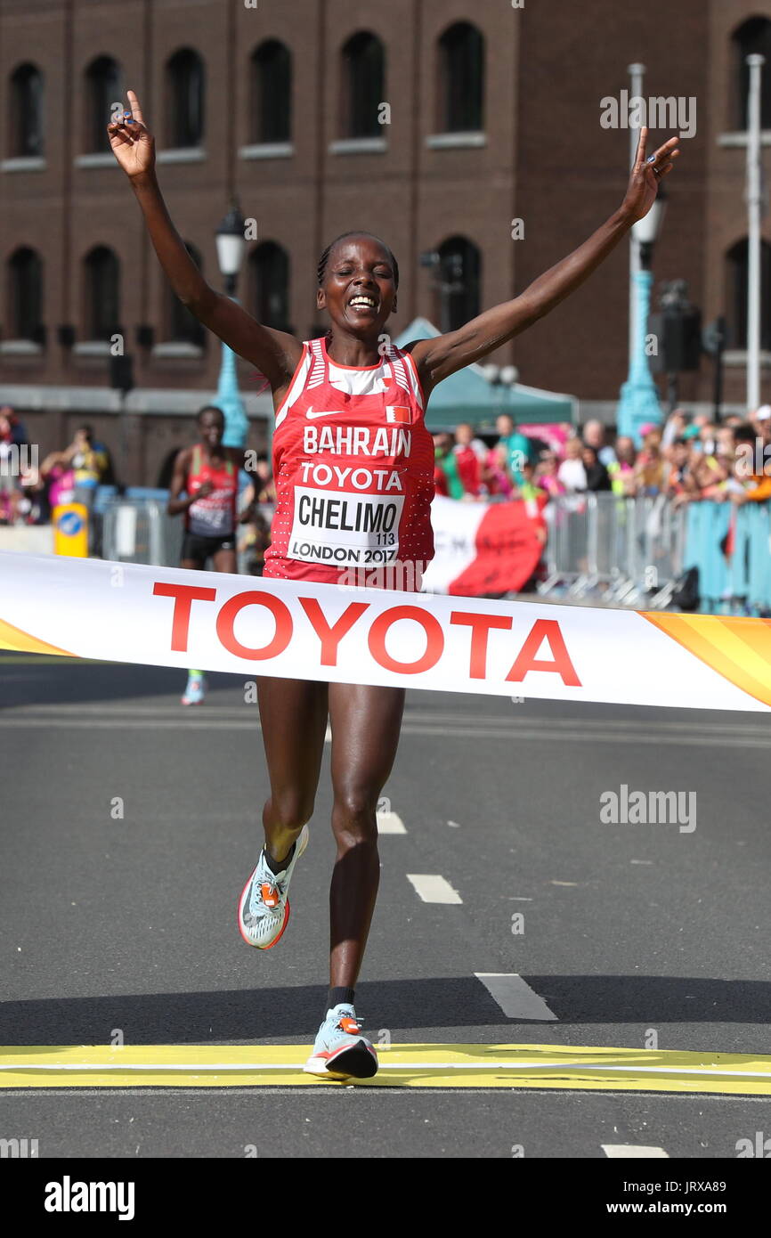 Bahrain's Rose Chelimo vince il femminile alla maratona finale di durante il giorno tre del 2017 IAAF Campionati del mondo presso il London Stadium. Foto Stock