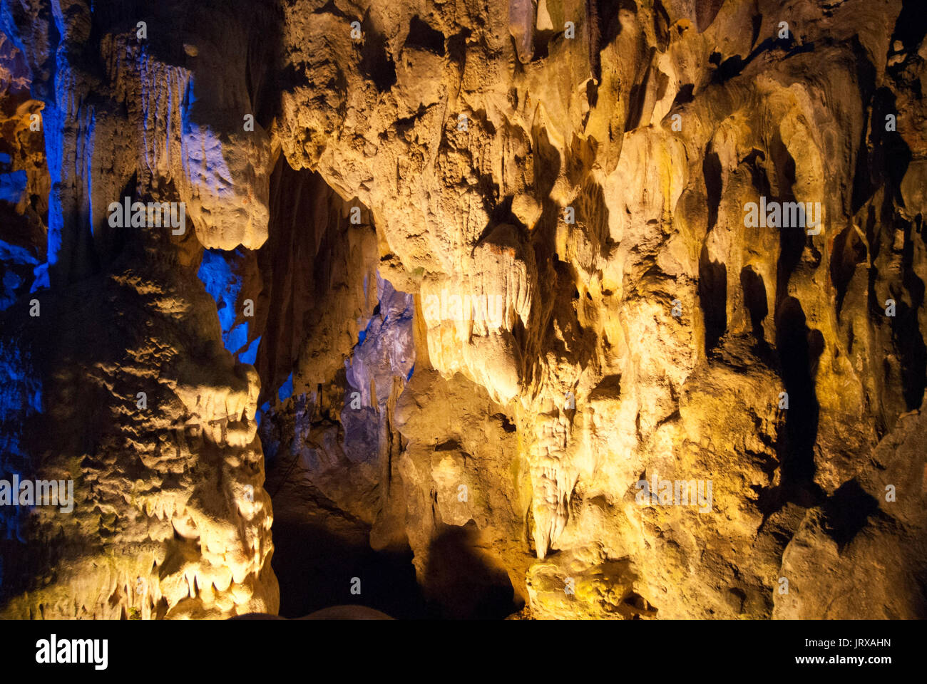 Hang sung sot, grotta di sorprese, grotta stalattitica nella baia di Halong, vietnam, sud-est asiatico. hang sung sot o sorpresa grotta - bo hon island - halong ba Foto Stock