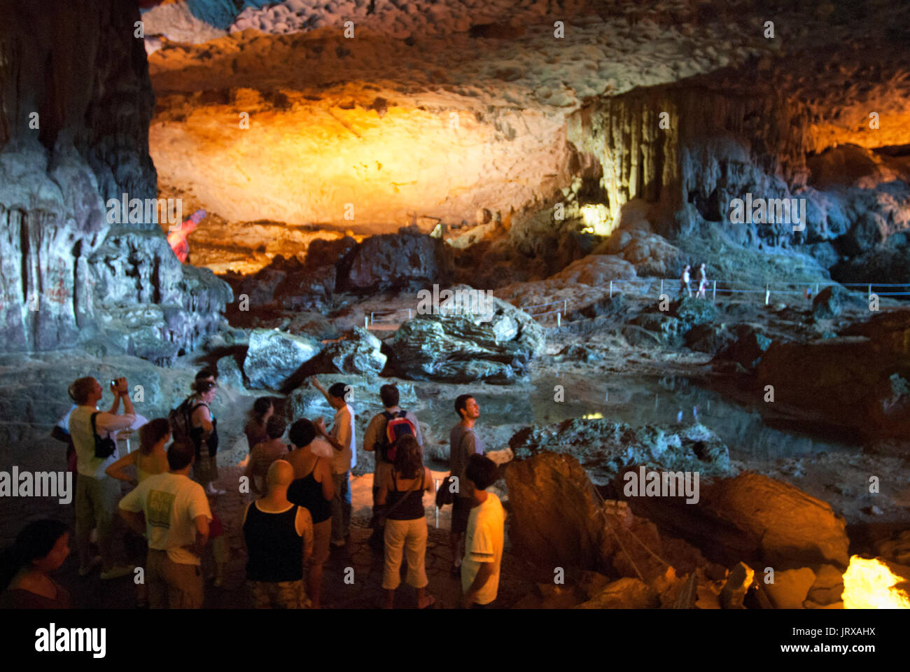 Hang sung sot, grotta di sorprese, grotta stalattitica nella baia di Halong, vietnam, sud-est asiatico. hang sung sot o sorpresa grotta - bo hon island - halong ba Foto Stock