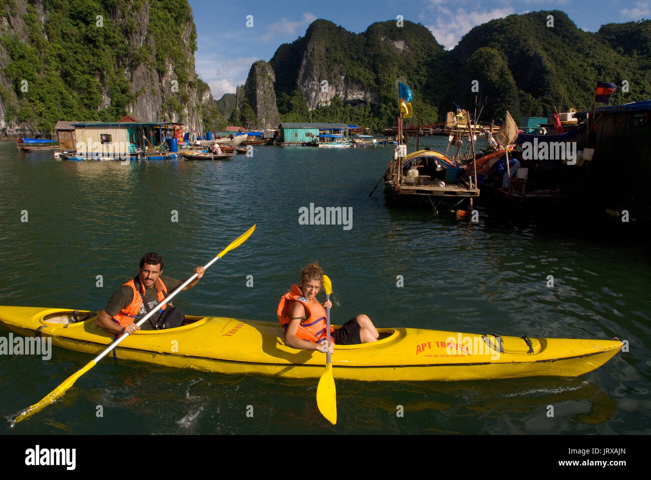 I turisti in vari kayak da un tour in barca nella baia di Halong vietnam. racers canoa kayak da mare nella baia di Halong durante una gara avventura in Vietnam. Foto Stock