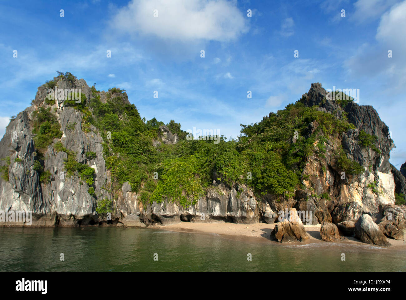 Spiaggia appartata nell isola nella baia di Ha Long, Vietnam. tranquilla spiaggia tropicale, cat ba national park, ha long,Halong Bay, Vietnam Foto Stock
