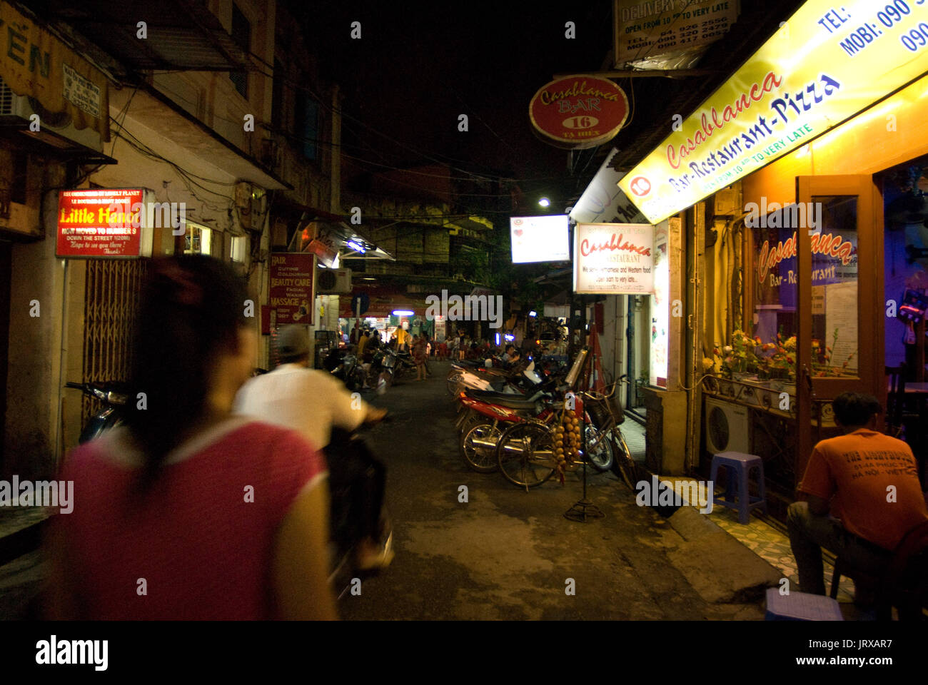 La gente di visitare bar e ristoranti in Old quater ad Hanoi, Vietnam. Foto Stock