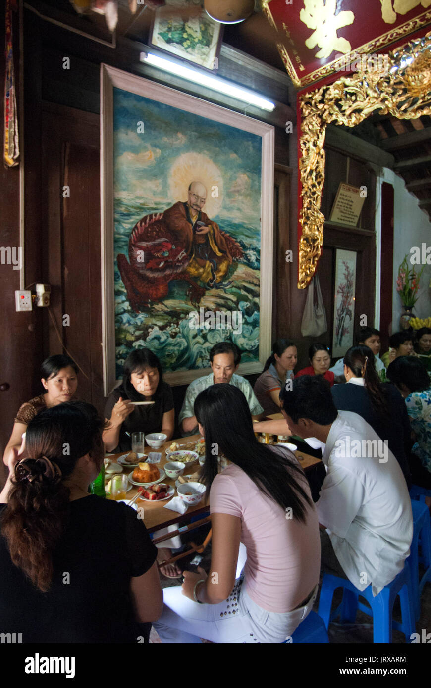 La gente di visitare bar e ristoranti in Old quater in hanoi vietnam. Piccola Hanoi ristorante. Foto Stock