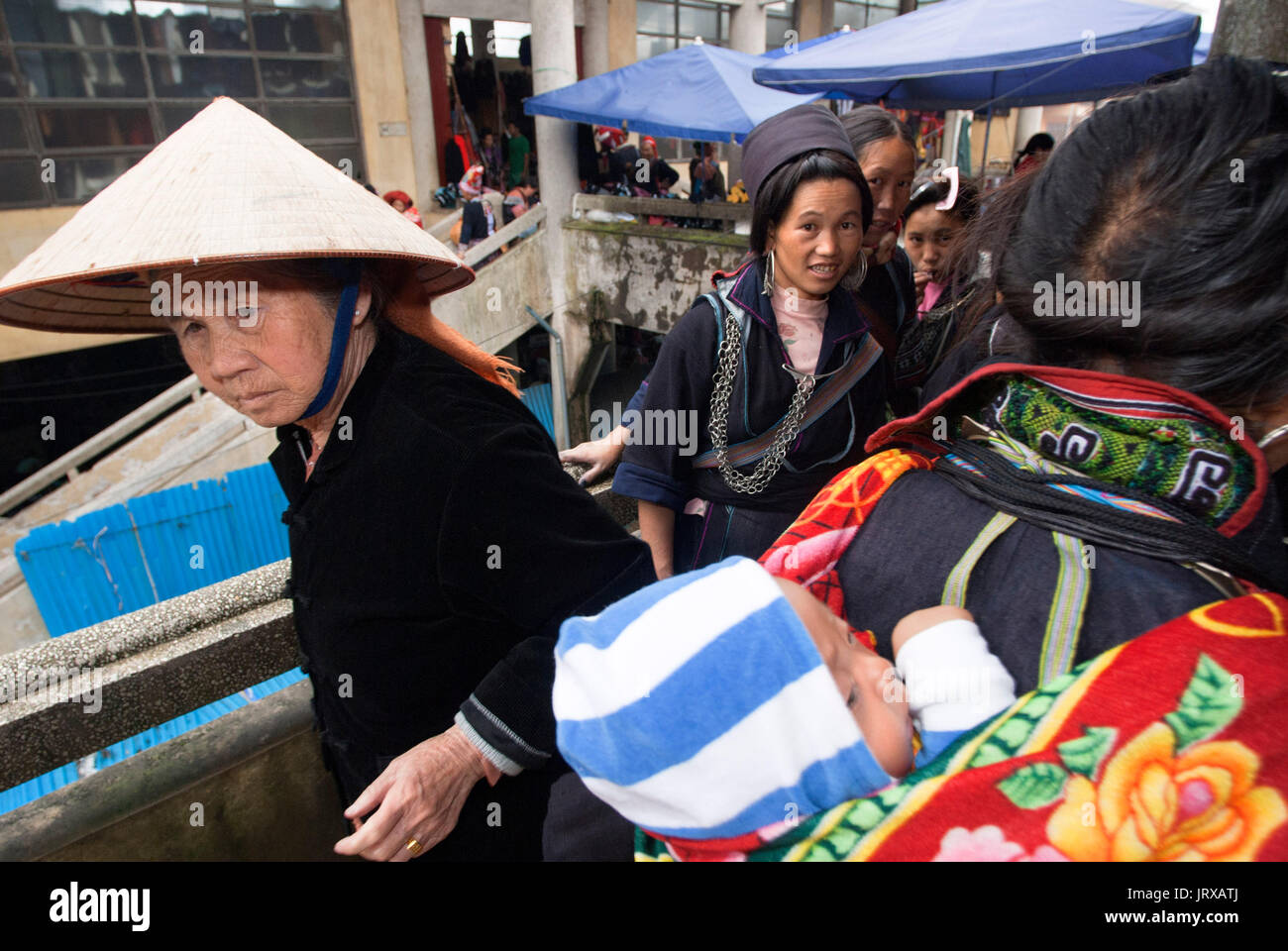 Nero donne hmong fabbricano e vendono artigianato tribale e vestiti iniside il mercato di sapa, lao cai provincia, Vietnam Foto Stock