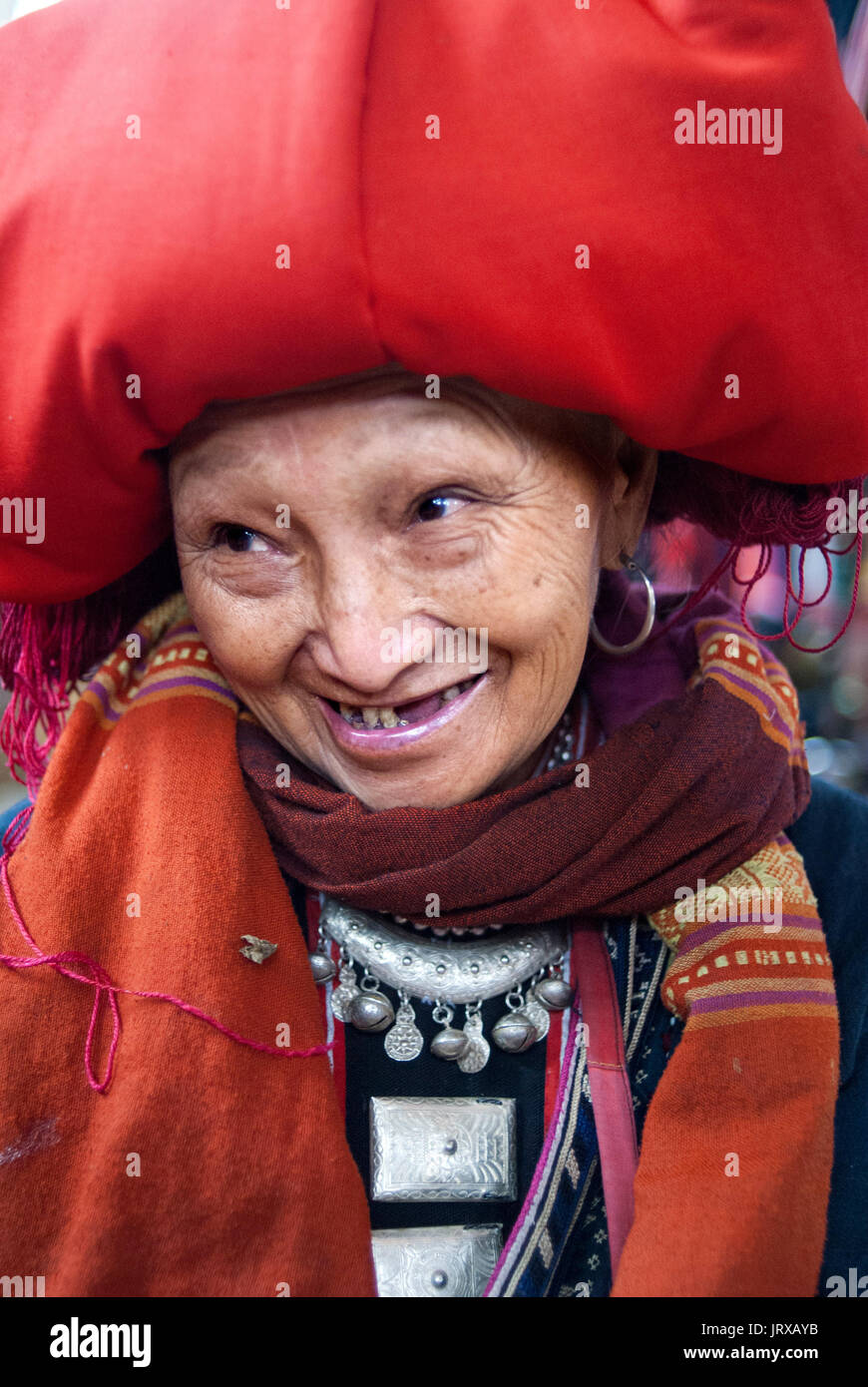 La donna da red dzao minoranza etnica gruppo, una tribù di montagna, al mercato di sapa o sa pa, nel Vietnam del Nord, Vietnam, in Asia. Foto Stock