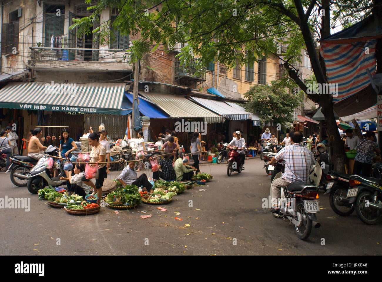 Produrre i fornitori da Dong Xuan Market, il vecchio quartiere di Hanoi, Vietnam Foto Stock
