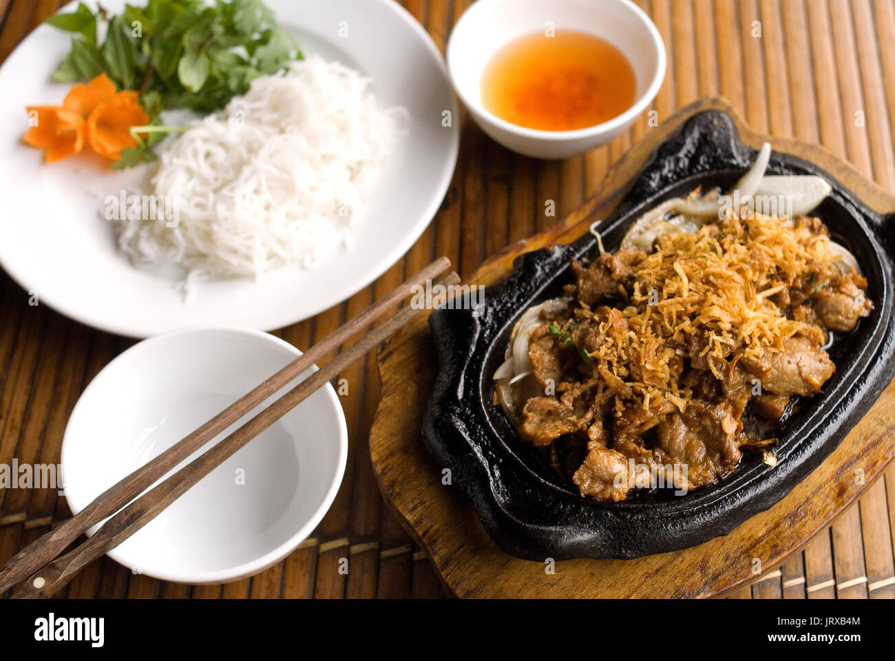 Pollo Shewder. Un delizioso piatto a base di pollo e riso marinato tagliatelle con un sapore squisito di salsa di pesce. Ristorante Aroma. Hanoi, Vietnam Foto Stock