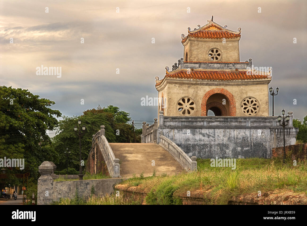 Cittadella sulla riva nord del Fiume Perfume. Tinta, Vietnam. La cittadella di Hue cancelli, la città imperiale, la tonalità, il Sito Patrimonio Mondiale dell'UNESCO, Vietnam, doc Foto Stock